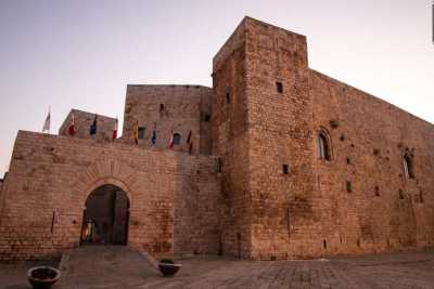 "Abraxas" e "croci cosmiche": alla scoperta dei simboli templari del Castello di Sannicandro 